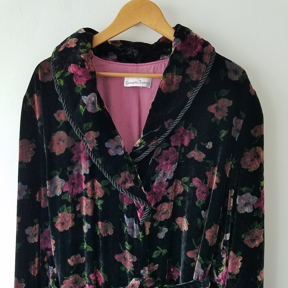 Vintage 1970's Georgette Trabolsi Floral Velvet Shawl Collar Robe - Picture 9 of 16